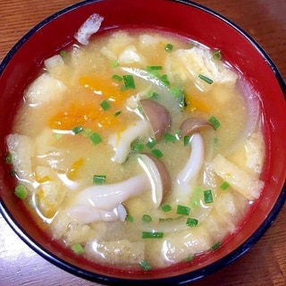 しめじとかぼちゃと玉ねぎの油揚げの味噌汁